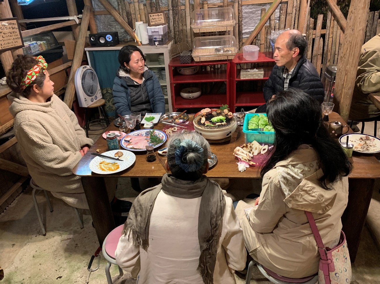 【BBQ小屋で山海の幸を食しながら熱く語りあう宮津の方々とツアーメンバーたち】