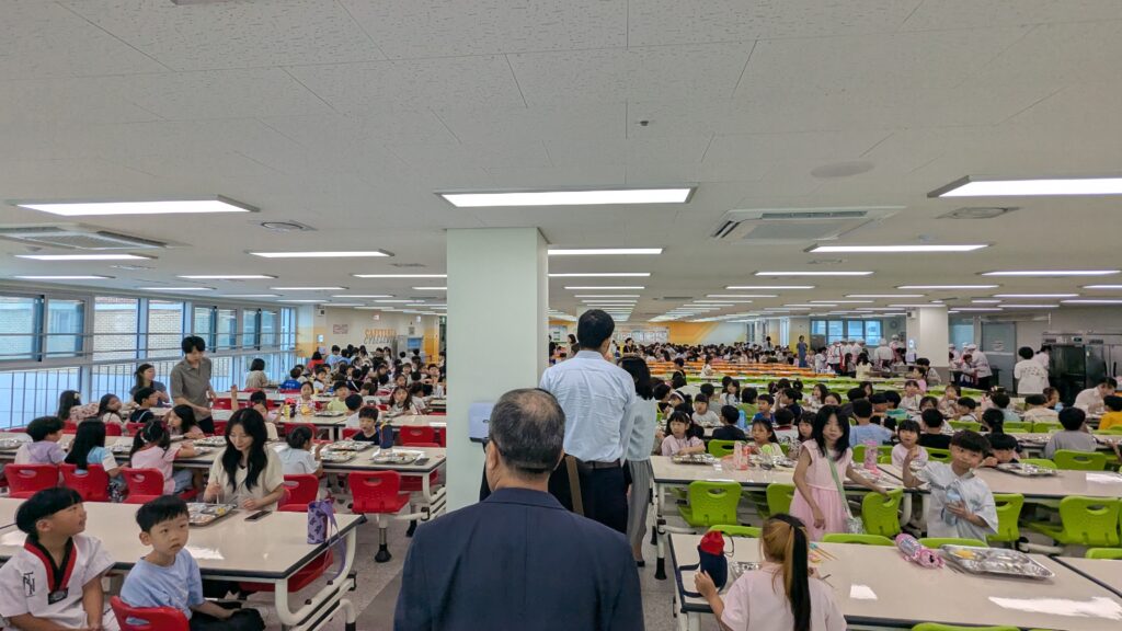 韓国の小学校の給食風景